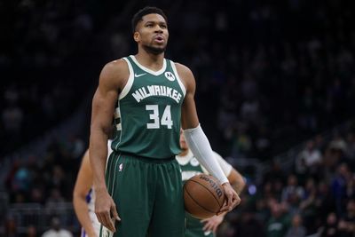 Bucks’ Giannis Antetokounmpo reportedly out for two to four weeks with calf strain