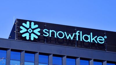 Snowflake Q3 AI Momentum Spikes Bookings 50%; Upside Falls Short Of Q2
