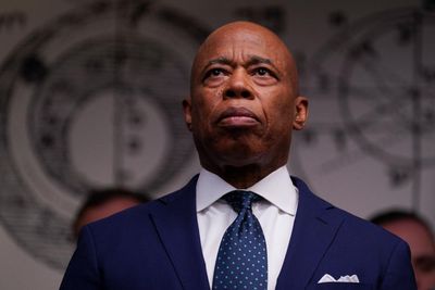 New York mayor issues order targeting Israel divestment weeks before Mamdani takes office