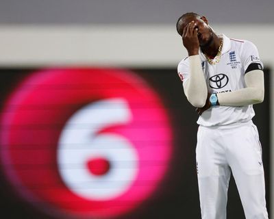 Wayward England pace attack fumble their golden chance to strike with new ball