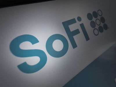 SoFi Sinks On Stock Sale — But Palantir, Robinhood Fans Say 'This Is The Before Moment'