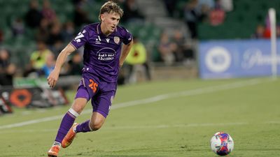 Glory overcome red card for famous win over Wanderers