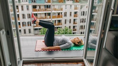 A trainer says this bodyweight exercise is the core move she thinks everyone should be doing