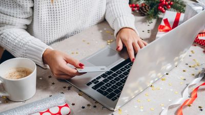 6 Financial Do’s and Don’ts for the Holidays, According to Rachel Cruze