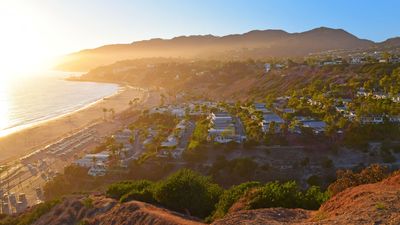 7 Outrageously Expensive Homes Owned by Money Gurus