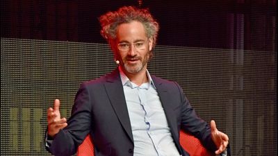 ICE-Linked Palantir CEO Goes Viral as On-Stage Movements Raise Questions