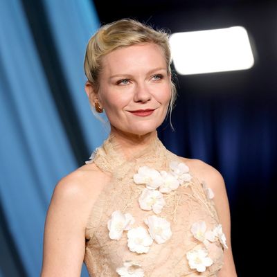 Kirsten Dunst's Bouncy Curls and Side Part Are Old Hollywood Personified