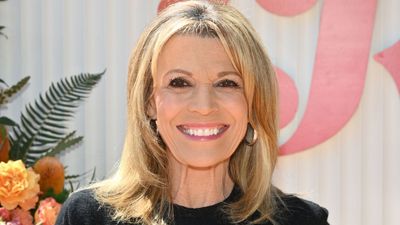 A Quarter Century Later, Vanna White's 2000 Tree Perfectly Marries Luxury and Nature, Creating a Festive Look Still Coveted Today