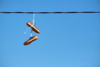 The Strange Story Behind Shoes Dangling From Power Lines