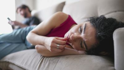 8 Signs A Relationship Is More Draining Than Supportive