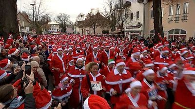 Hundreds of Santas run through Michendorf, Germany in annual Christmas race