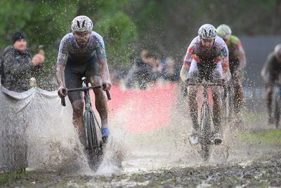 Joris Nieuwenhuis and Laurens Sweeck left frustrated as late tactics deny them World Cup victory in Sardinia