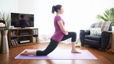 A physical therapist says everyone who sits for long periods should be doing these three stretches to combat tight hips