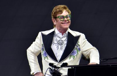 Sir Elton John pokes fun at 'dirty' kitchen comments