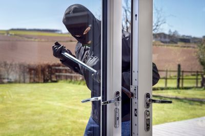 10 Everyday Mistakes That Make Your Home a Magnet for Burglars