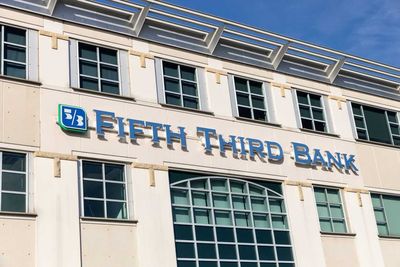 Fifth Third Bancorp Stock: Is FITB Underperforming the Financial Sector?