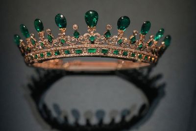 ‘Dynastic Jewels’ exhibition unveiled at site of infamous crown-jewel heist