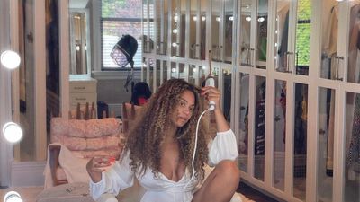 Beyoncé Sparks Plastic Surgery Rumours for Her 'Very Extreme' Curves; Husband Jay-Z to Blame?