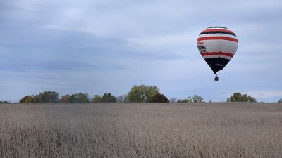 Man smiled and waved at camera during hot air balloon flight, then 16 passengers watched helplessly as he did this