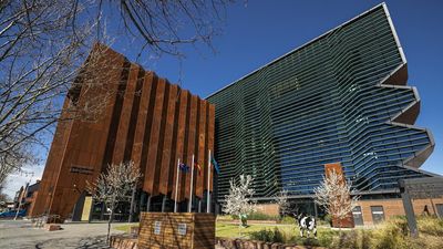 Accused murderer chants, bows during brief hearing