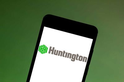 Is Huntington Bancshares Stock Underperforming the Dow?