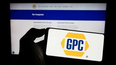 Genuine Parts Stock: Is GPC Outperforming the Consumer Discretionary Sector?