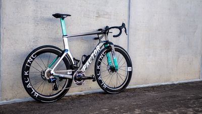 Factor launches ONE: An insane aero bike with 'modern geometry', a barely-legal fork, no stem, and a head tube that could cut fruit