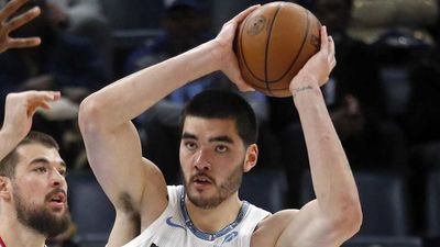 Grizzlies Star Zach Edey to Miss Multiple Weeks With Injury Amid Memphis Hot Streak