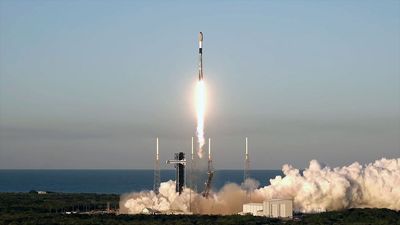 SpaceX launches Starlink satellites from Florida on worldwide 300th orbital flight of 2025 (video)