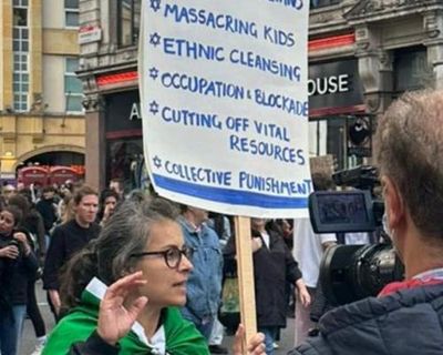 Met police agree to pay £7,500 to woman arrested over Gaza protest placard