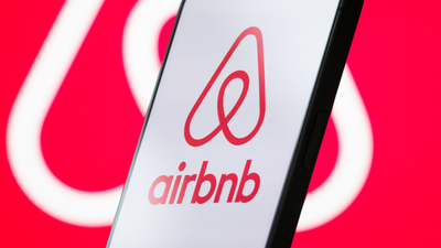 Couple arrives at their romantic Istanbul Airbnb only to find a bizarre note taped to the bed proving some hosts go too far