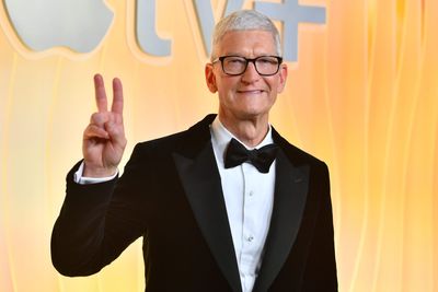Apple CEO Tim Cook out-earns the average American’s salary in just 7 hours—to put that into context, he could buy a new $439,000 home in 2 days