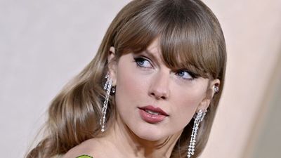 Taylor Swift Sleeps on This Pillow, No Matter Where She Is in the World – It’s Filled With Special Memory Foam and, Unbelievably, Under $70