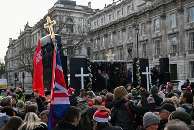 London protests LIVE: Tommy Robinson 'Unite the Kingdom' rally gets underway with carol concert