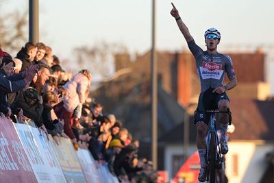 Exact Cross Kortrijk: Niels Vandeputte beats Cameron Mason with final lap surge to win the Leiecross
