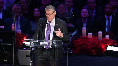 UConn, USC Pay Heartfelt Tribute to Kobe and Gigi Bryant During Women’s Hoops Matchup