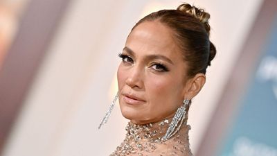 Forget The Tree, Jennifer Lopez's Glittered Garland Proves That The Mantelpiece Is An Unlikely Epicentre of Christmas Cheer