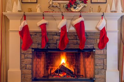 How scented candles and fires could affect your lungs this holiday season