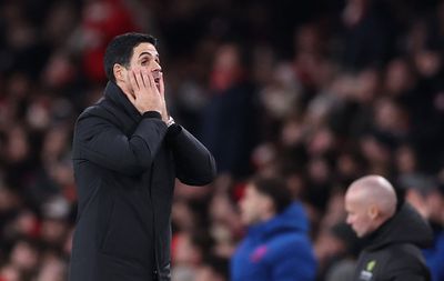 Gary Neville sends Arsenal Premier League title race warning after late Wolves win: 'Wake up!'