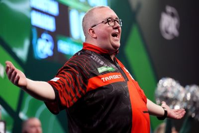 Stephen Bunting holds nerve to edge into second round of World Championship