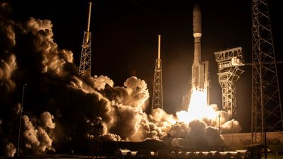 Atlas V rocket launches 27 of Amazon's internet satellites to orbit (video)