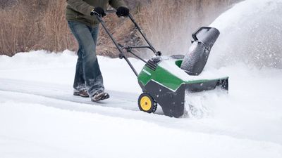 How to start a snow blower the right way — step by step