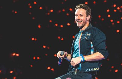 Chris Martin shocks newlyweds by giving a surprise wedding singer performance