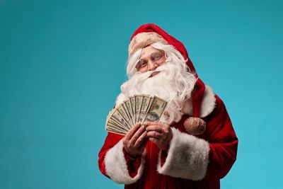 8 Holiday Behaviors That Lead to Financial Stress Long After the Decorations Come Down
