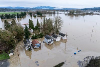 Suspected looters are using kayaks to rob homes impacted by flooding in Washington, cops say