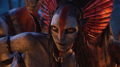 Varang star Oona Chaplin "studied" Zoe Saldaña's Neytiri to craft her Avatar: Fire and Ash villain, but "Varang has suffered immense trauma, and so she doesn't trust the world like Neytiri does"