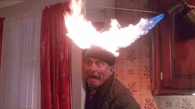 Home Alone Director Recalls Convincing Joe Pesci To Do The Scene Where His Hat’s On Fire (And His Daughter Was Involved)