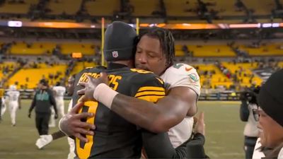 Aaron Rodgers Shares Sweet Moment With Former Teammates After Steelers MNF Win