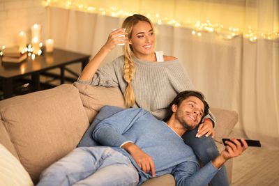 7 Ways Dual-Earner Couples Build A Calm Life During Winter Evenings