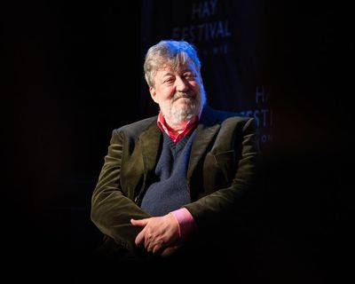 Stephen Fry launches campaign to boost reading for pleasure